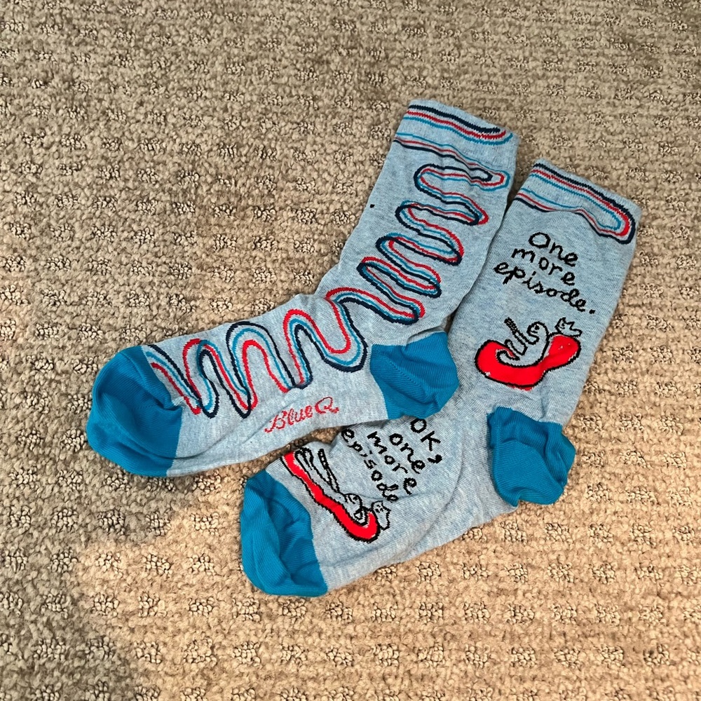 Blue Q 'One More Episode' Light Gray & Blue Crew Socks